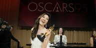 Michelle Yeoh mit einem Oscar in der Hand