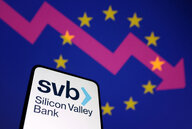 Das Bild ist eine Grafik zur Silicon Valley Bank, auf der ein Smartphone zu sehen ist und ein rosa Pfeil, der einen Kurseinbruch zeigt, überlagert vom Sternenkreis der EU-Flagge
