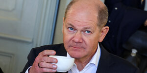 Bundeskanzler Scholz mit einer Tasse Tee