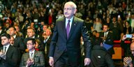 Parteiveranstaltung der CHP, die Delegierten stehen und klatschen - vor ihen steht Kemal Kılıçdaroğlu