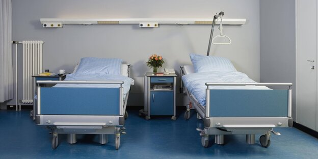 Zwei Betten in einem Krankenzimmer