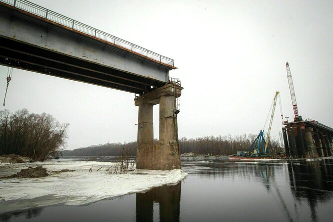 Bauarbeiten an der Brücke über die Desna, noch klafft eine große Lücke