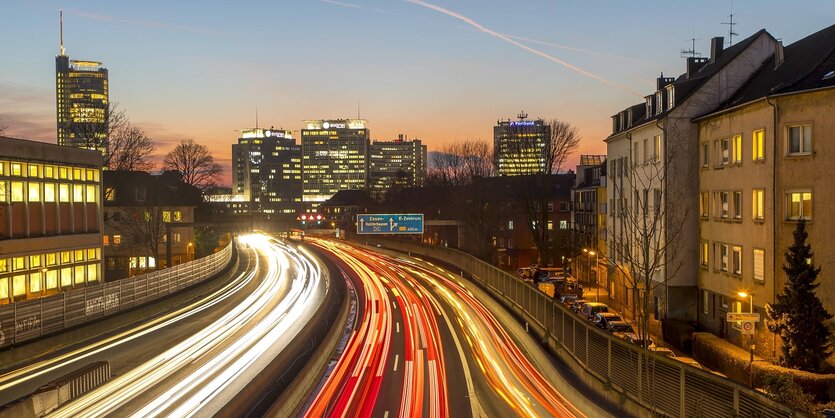 Nächtlöische Schnellstraße mit hohem Verkehrsaufkommen, Langzeitbelichtung