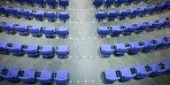 Der Plenarsaal im Bundestag mit leeren blauen Sesseln
