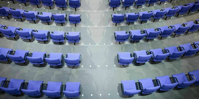 Der Plenarsaal im Bundestag mit leeren blauen Sesseln