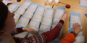 Nach der Wiederholungswahl zum Berliner Abgeordnetenhaus werden bei einer Öffentlichen Auszählung Wahlbriefe im Bezirk Lichtenberg nachgezählt