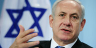 Portrait Benjamin Netanjahu, im Hintergrund die Flagge Israels