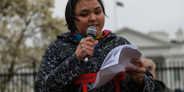 Aktivistin Siqiniq Maupin am Mikrophon vor dem Weißen Haus in Washington