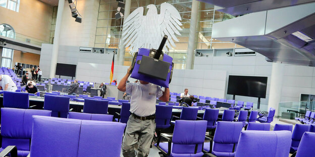 Der Plenarsaal des Bundestages wird für die konstituierende Sitzung umgebaut