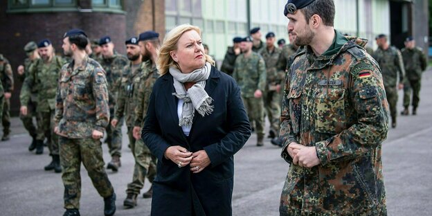 Eva Högl next to soldiers of the Bundeswehr
