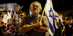 Demonstranten mit israelischen Fahnen
