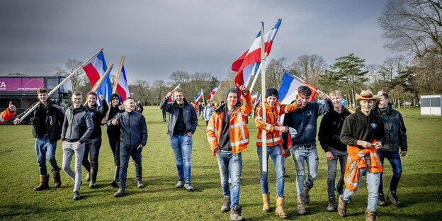 Falschrum gedrehte Flaggen bei Bauerndemonstrationen in der Niederlande