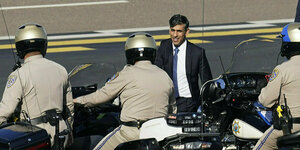 Rishi Sunak mit Polizisten auf Motorrädern