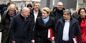 Franziska Giffey, Kai Wegner und weiterer Verhandler auf dem Weg zu Koalitionsgesprächen