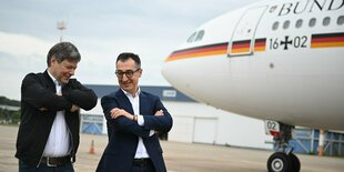 Robert Habeck und Cem Özdemir vor Regierungsflugzeug