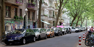 Straße mit vielen parkenden Autos