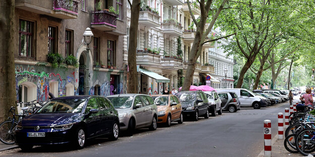 Straße mit vielen parkenden Autos