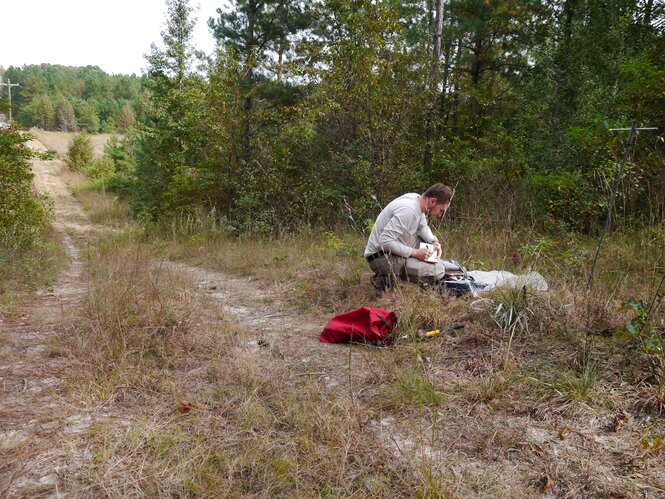 Viacheslav Zgonnik bei Untersuchungen in der Natur