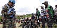 Blauhelme entwaffnen FDLR-Kämpfer im Juni 2014 in Kateku.