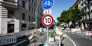 Fahrradweg auf der Bergmannstraße, Schild mit "Tempo 10"