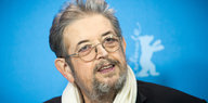 Der Regisseur Peter Kern mit weißem Schal auf der Berlinale