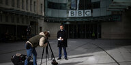 Reporter vor dem BBC-Hauptgebäude