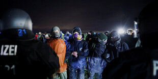 Polizeibeamte stehen Aktivisten während einer Demonstration gegenüber