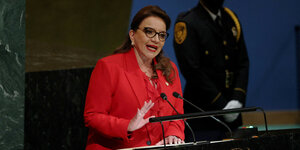 Die honduranische Präsidentin Xiomara Castrro spricht im September in einem roten Kleid vor der Uno.