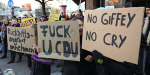 Plakatpappen gegen die CDU und Giffey