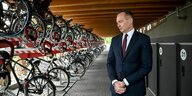 Volker Wissing guckt konsterniert auf eine Reihe von geparkten Fahrrädern