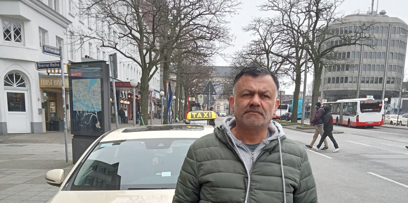 Taxifahrer Younes Shodjaedin vor seinem Wagen