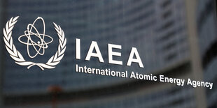 Das Bild zeigt den Schriftzug und das Logo der IAEA.