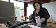 Die BBB-Vorsitzende Caroline van der Plas wirft ihren Wahlzettel in eine Wahlurne.
