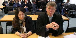 Malsack-Winkemann sitzt mit ihrem Anwalt im Gericht