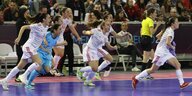 Spaniens Spielerinnen jubeln nach dem Schlusspfiff