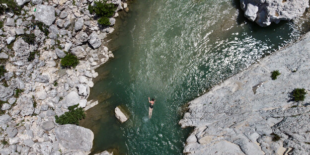 Eine Frau schwimmt in einem Fluss