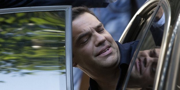 Tsipras steigt in ein Auto