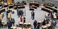 Menschen stehen im Plenarsaal des Abgeordnetenhauses