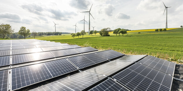 Photovoltaik- und Windkraftanlagen im Windpark Huser Klee
