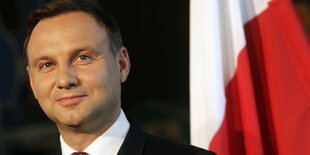 Andrzej Duda vor der polnischen Fahne