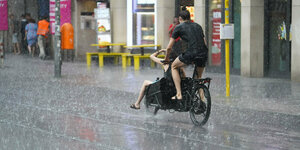 Radfahrer im strömenden Regen