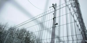 Der Grenzzaun in winterlicher Stimmung, fünf Meter hoch und mit Überwachungskameras ausgestattet