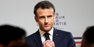 Emmanuel Macron mit Mikro in der Hand