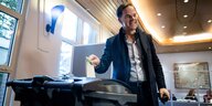 Mark Rutte, Premierminister der Niederlande, wirft seinen Stimmzettel für die Provinzwahlen in eine Wahlurne.
