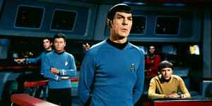 Darsteller der Star-Trek Serie in futuristischen Kostümen