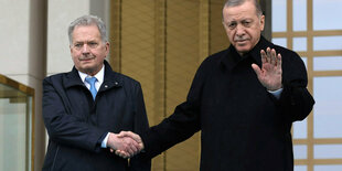 Recep Tayyip Erdogan (r), Präsident der Türkei und Sauli Niinistö, Präsident von Finnland, geben sich während einer Begrüßungszeremonie am Präsidentenpalast die Hand.
