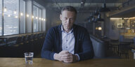 Filmstill: Nawalny sitzt an einem Tisch