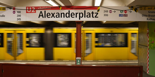 Eine U-Bahn steht unter dem Schild Alexanderplatz