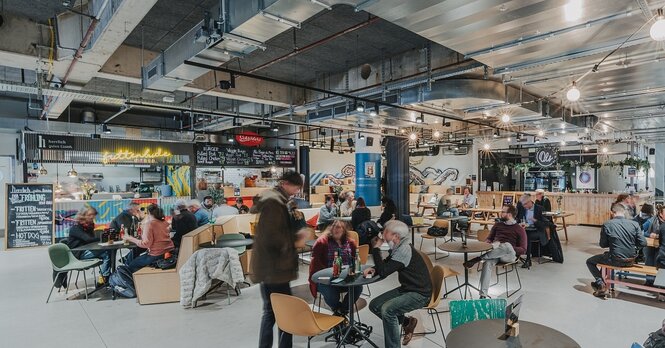 Markthalle mit Bar in einem ehemaligen Kaufhaus