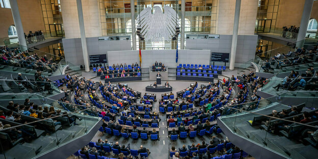 Blick in den Abgeordnetensaal des deutschen Bundestags